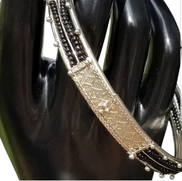 VINTAGE ORNATE LARGE SILVERTONE BANGLE BRACELET WITH BLACK SEED BEAD DETAIL - Picture 3 of 4